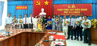 Trao Huy hiệu Đảng cho 12 đảng viên huyện Tri Tôn