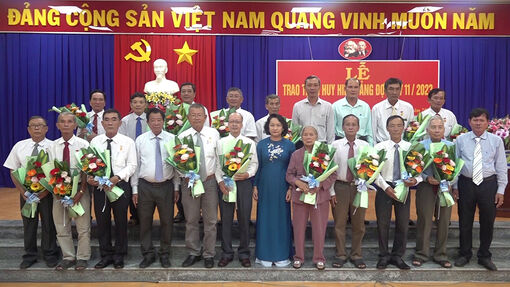 Ban Thường vụ Huyện ủy Thoại Sơn trao Huy hiệu Đảng đợt 7/11
