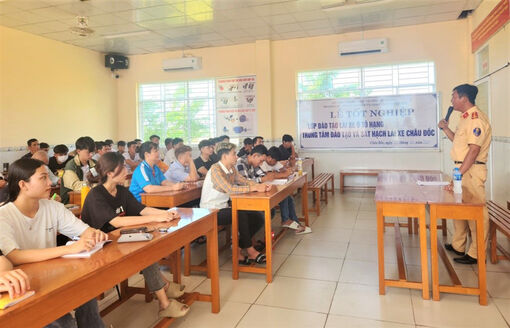 Công an TP. Châu Đốc tuyên truyền nâng cao ý thức người lái xe