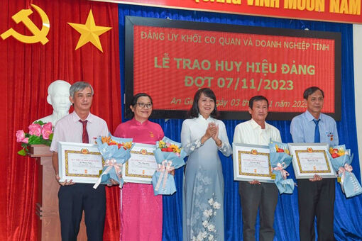 Đảng ủy Khối Cơ quan và Doanh nghiệp tỉnh An Giang trao Huy hiệu 40, 30 năm tuổi Đảng đợt 7/11