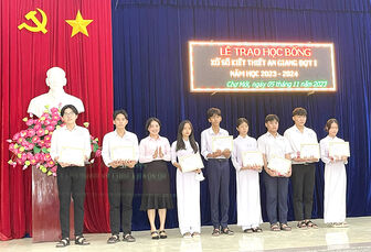 248 học sinh huyện Chợ Mới nhận Học bổng Xổ số kiến thiết An Giang