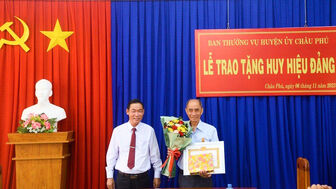 Ban Thường vụ Huyện ủy Châu Phú trao Huy hiệu 50 năm tuổi Đảng cho đảng viên