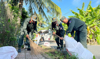 Phòng Cảnh sát cơ động Công an An Giang hành quân dã ngoại, giúp dân phường Nhơn Hưng