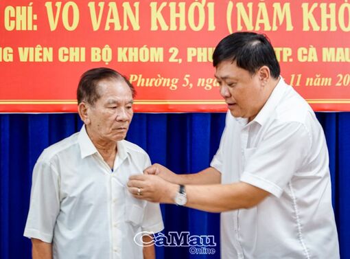 Cà Mau: Anh hùng LLVTND Võ Văn Khởi nhận Huy hiệu 60 năm tuổi Đảng