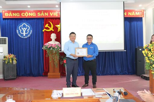 Trao giải cho Cuộc thi “Tìm hiểu về chính sách bảo hiểm y tế học sinh - sinh viên”