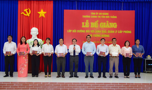 Trường Chính trị Tôn Đức Thắng bế giảng lớp bồi dưỡng lãnh đạo quản lý cấp phòng và tương đương