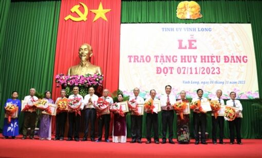 Vĩnh Long: Trao Huy hiệu Đảng đợt 7/11 cho 179 đảng viên