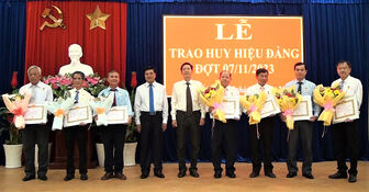 Thành ủy Châu Đốc trao Huy hiệu Đảng đợt 7/11 cho 14 đảng viên