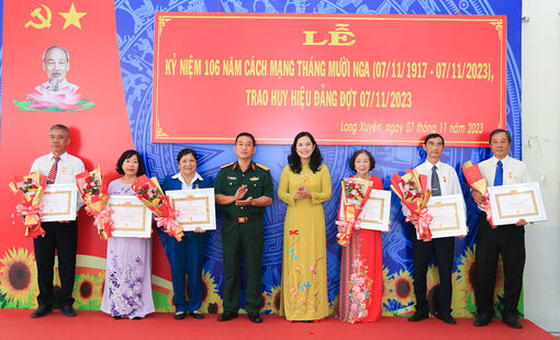 Thành ủy Long Xuyên trao Huy hiệu Đảng đợt 7/11