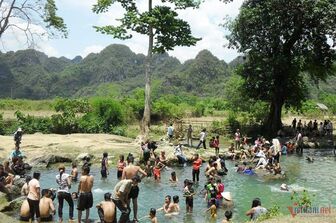 Suối nước kỳ lạ 'hè mát đông ấm', quanh năm trong xanh ở Nghệ An