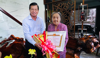 Thành ủy Long Xuyên trao tặng Huy hiệu Đảng tại nhà cho đảng viên cao niên