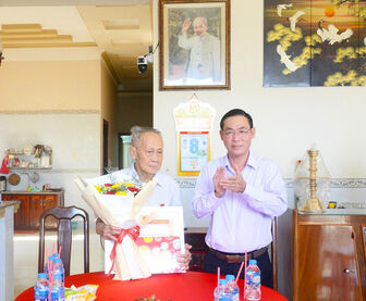Bí thư Huyện ủy Châu Phú trao Huy hiệu Đảng tại nhà cho đảng viên cao niên tuổi Đảng