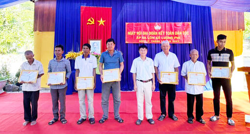 Sôi nổi Ngày hội Đại đoàn kết trong phum sóc Khmer huyện Tri Tôn