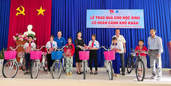 Huyện đoàn Châu Phú hỗ trợ học sinh, đoàn viên, thanh niên