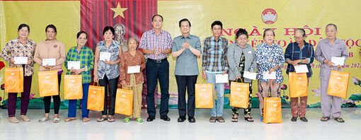 Bí thư Tỉnh ủy An Giang Lê Hồng Quang dự Ngày hội Đại đoàn kết toàn dân tộc tại khóm Châu Long 8