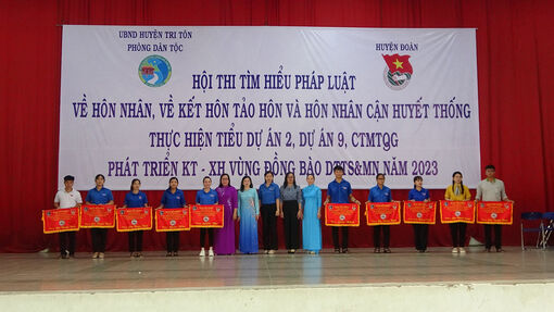 Tuổi trẻ Tri Tôn trổ tài biểu diễn về chống tảo hôn
