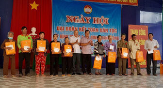 Trưởng ban Dân vận Tỉnh ủy An Giang Võ Nguyên Nam dự Ngày hội Đại đoàn kết ở huyện Phú Tân
