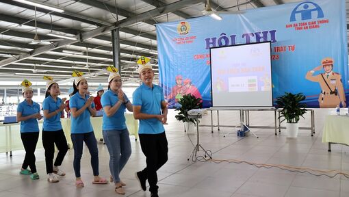 Công nhân khuấy động không khí náo nhiệt tại Hội thi tìm hiểu kiến thức an toàn giao thông
