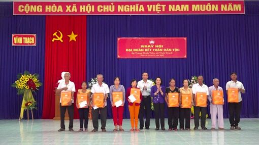 Phó Bí thư Thường trực Tỉnh ủy An Giang Lê Văn Nưng tham dự Ngày hội Đại đoàn kết toàn dân tộc năm 2023, tại ấp Trung Bình Tiến