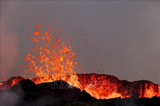 Iceland tuyên bố tình trạng khẩn cấp về nguy cơ núi lửa phun trào, khoảng 800 trận động đất trong ngày 10/11