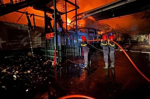 TP.HCM: Cháy lớn ở quận 7, nhà xưởng chìm trong lửa