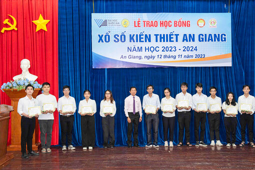 Trao Học bổng Xổ số kiến thiết tỉnh An Giang đợt I, năm học 2023- 2024