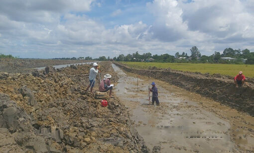 Cao tốc Châu Đốc – Cần Thơ – Sóc Trăng thiếu cát và vướng mặt bằng “da beo”