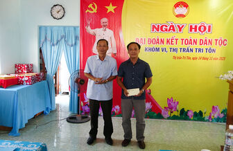 Phó Bí thư Thường trực Huyện ủy Tri Tôn dự Ngày hội Đại đoàn kết tại khu dân cư
