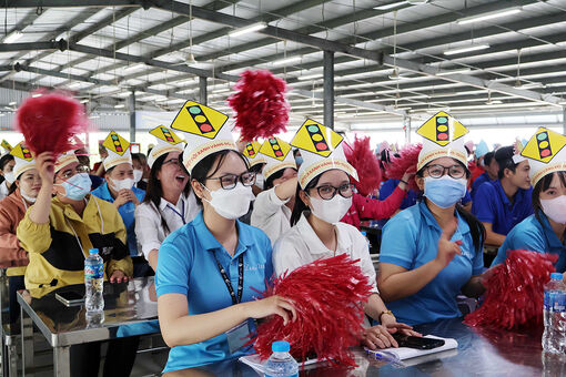 Công nhân với đảm bảo trật tự an toàn giao thông