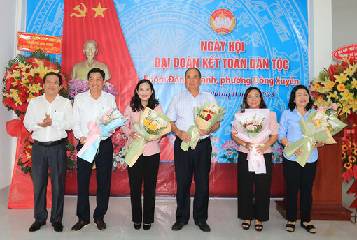 Phó Bí thư Tỉnh ủy, Chủ tịch UBND tỉnh An Giang Nguyễn Thanh Bình dự Ngày hội Đại đoàn kết toàn dân tộc ở phường Đông Xuyên