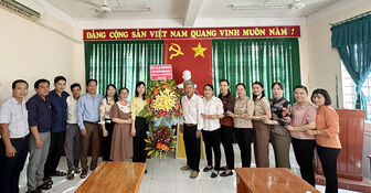Phó Bí thư Huyện ủy, Chủ tịch HĐND huyện Tri Tôn Nguyễn Thị Phương Lan chúc mừng Ngày truyền thống MTTQVN