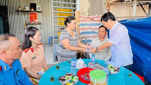 Ban An toàn giao thông tỉnh An Giang thăm, động viên gia đình nạn nhân bị tai nạn giao thông ở TP. Long Xuyên