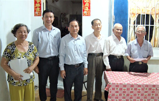 Phó Chủ tịch Thường trực UBND TP. Châu Đốc thăm thầy cô nghỉ hưu, nhân Ngày Nhà giáo Việt Nam 20/11