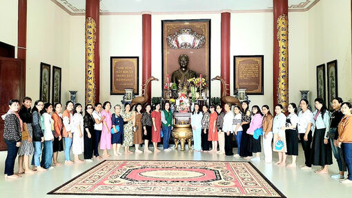 Phụ nữ huyện Tri Tôn viếng nữ tướng Nguyễn Thị Định
