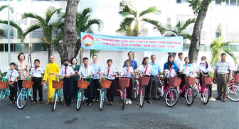 UBMTTQVN TP. Châu Đốc trao tặng 20 xe đạp cho học sinh khó khăn
