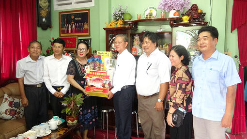 Bí thư Huyện ủy Tri Tôn chúc mừng nguyên lãnh đạo ngành giáo dục