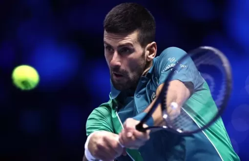 Sinner 'dìu' Djokovic vào bán kết ATP Finals 2023