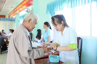 Khám bệnh và cấp thuốc miễn phí 200 người dân xã Tân Phú