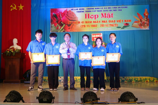 Trường Trung cấp nghề Dân tộc nội trú An Giang kỷ niệm Ngày Nhà giáo Việt Nam