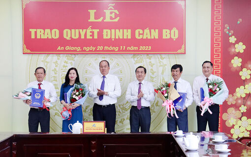 UBND  tỉnh An Giang trao quyết định đối với 5 cán bộ
