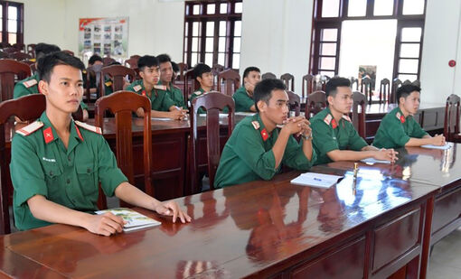 Đảng ủy Quân sự tỉnh An Giang bồi dưỡng lý luận cho đảng viên mới