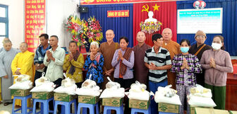 Ban Từ thiện xã hội Phật giáo Việt Nam tỉnh An Giang tặng quà cho hộ dân bị giông, lốc ở TX. Tịnh Biên