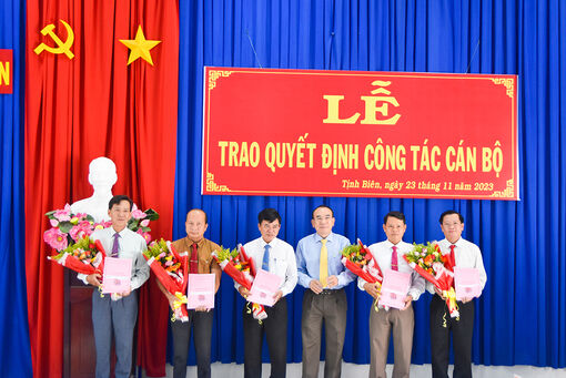 Ban Thường vụ Thị ủy Tịnh Biên trao quyết định công tác cán bộ