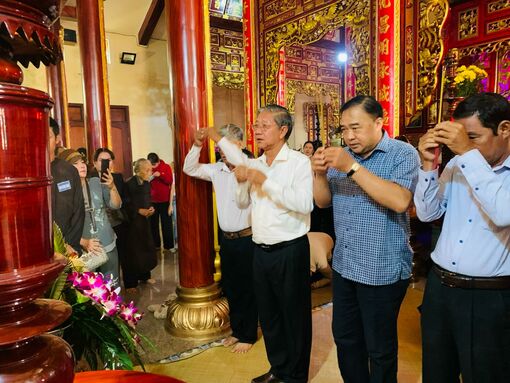 Bí thư Huyện ủy Tri Tôn thăm Phật hội Tứ Ân Hiếu Nghĩa