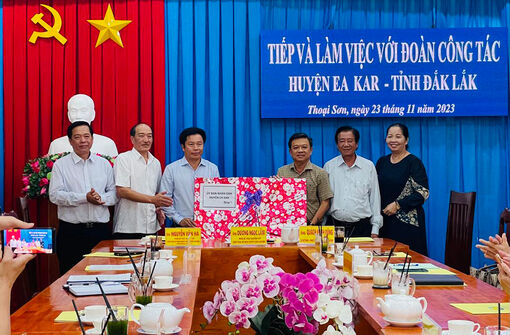 Huyện Ea Kar giao lưu, học tập kinh nghiệm tại Thoại Sơn