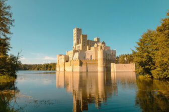 Lâu đài kiểu trung cổ 'mọc' ngay cạnh khu bảo tồn thiên nhiên gây tranh cãi