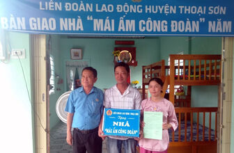 Liên đoàn Lao động huyện Thoại Sơn trao Mái ấm công đoàn cho đoàn viên có hoàn cảnh khó khăn