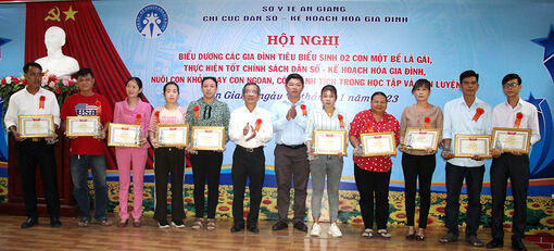 An Giang biểu dương 43 gia đình tiêu biểu sinh 2 con một bề là gái, thực hiện tốt chính sách dân số - kế hoạch hóa gia đình