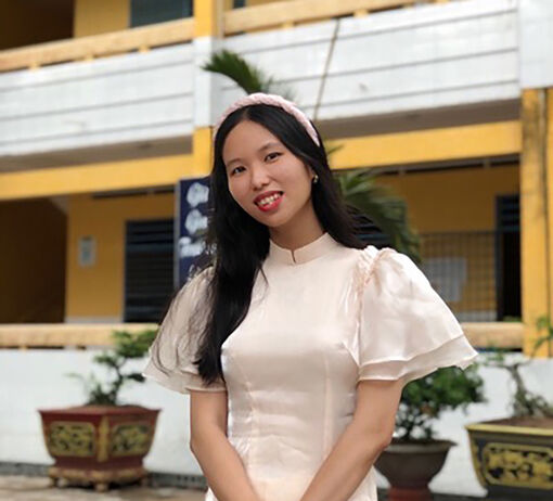 Cô giáo trẻ đam mê văn học