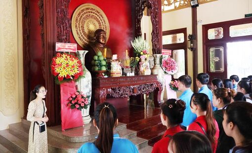 Công đoàn các khu công nghiệp tỉnh An Giang tổ chức viếng, dâng hoa Chủ tịch Tôn Đức Thắng